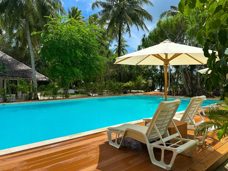 Angaga Island Resort and Spa — бассейн (фото 5 из 8)