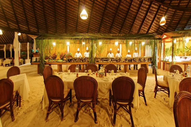 Angaga Island Resort and Spa — ресторан (фото 6 из 8)