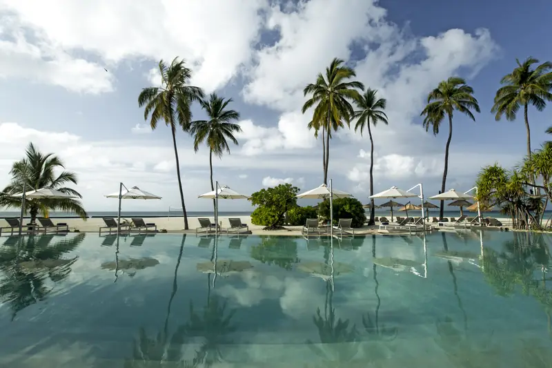 Constance Halaveli Resort — piscina (foto 8 de 8)