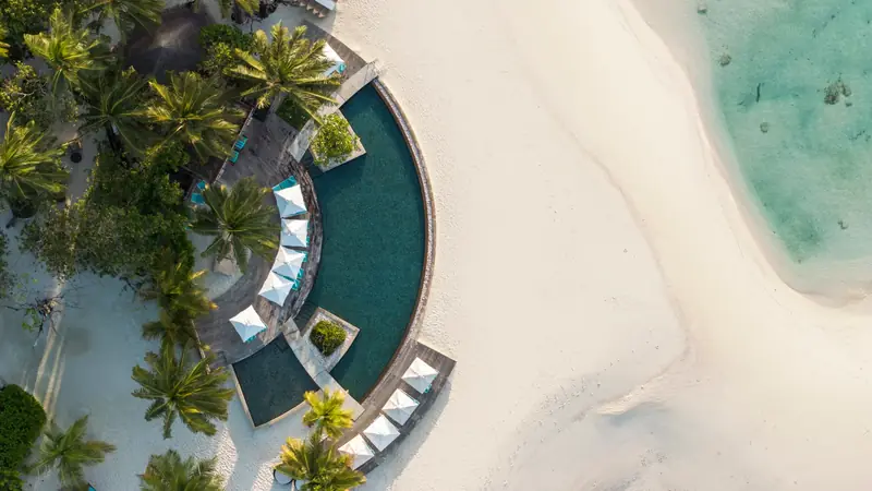 Constance Moofushi Resort — piscina (foto 6 di 8)