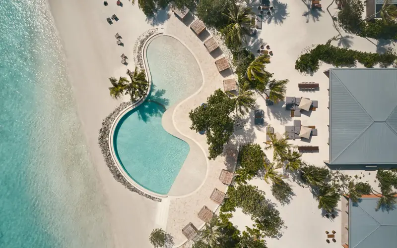 Patina Maldives, Fari Islands – Pool (Foto 5 von 8)