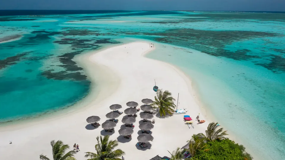 Ville sulla spiaggia accanto a un’ampia laguna turchese