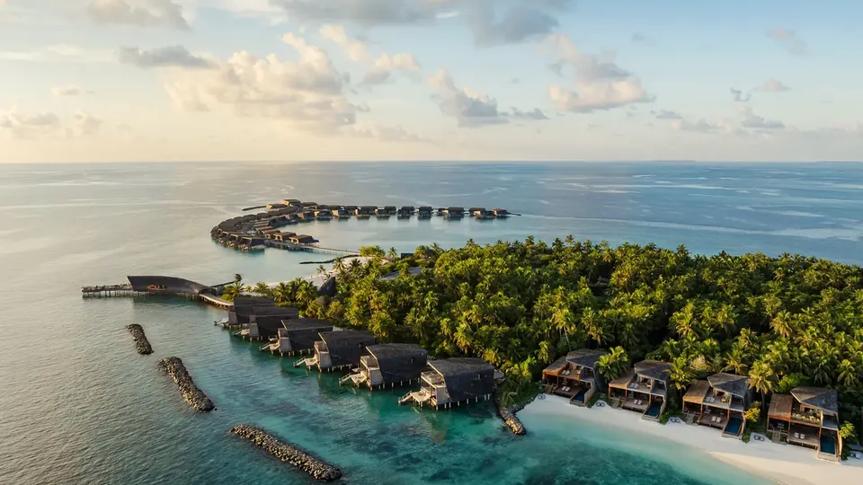 Ostrov s resortem obklopený modrou lagunou na atolu Dhaalu
