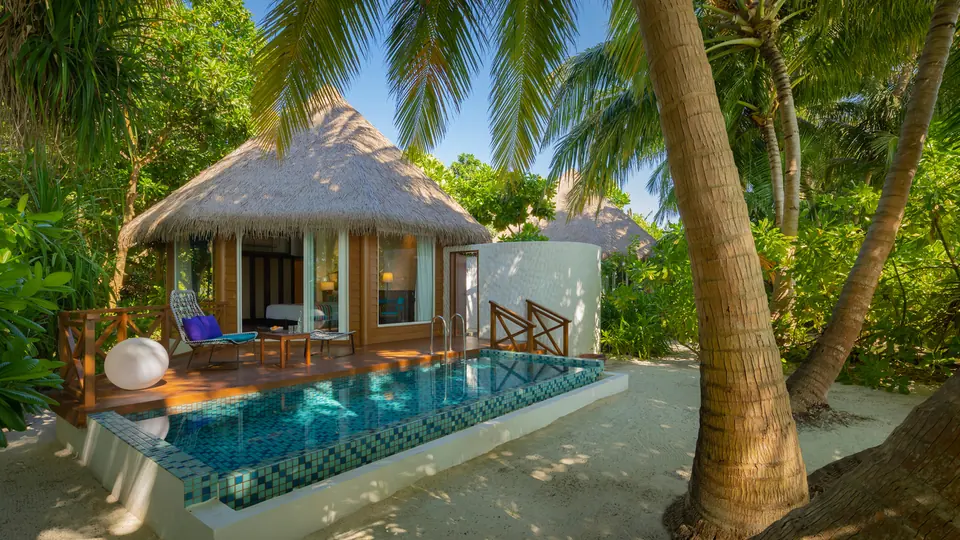 Privater Pool und Terrasse einer Wasservilla