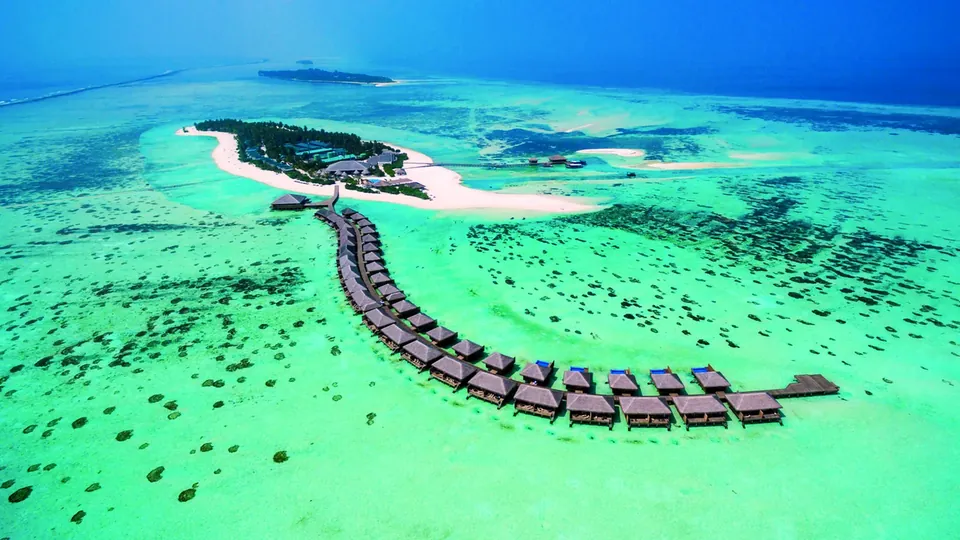 Isola-resort circondata da una laguna turchese nell’atollo di Lhaviyani