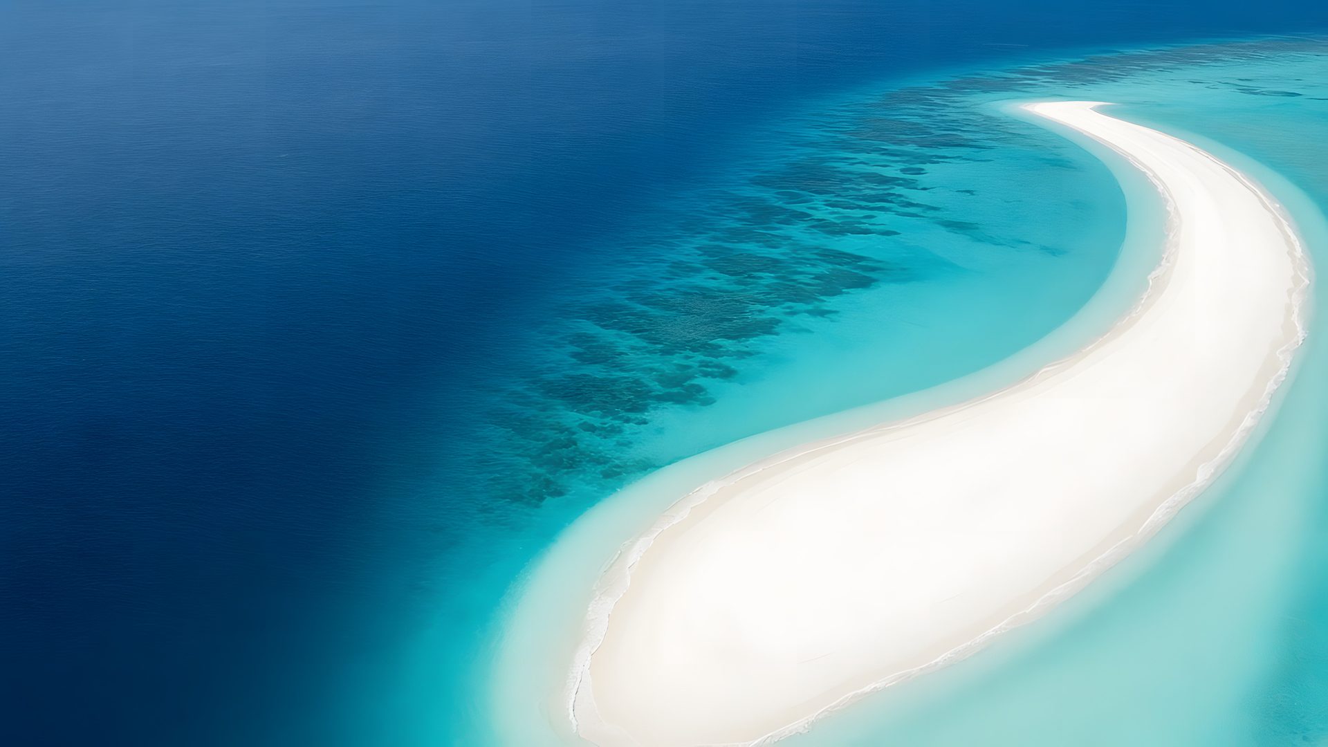 Vista aerea di un banco di sabbia bianca in una laguna turchese delle Maldive